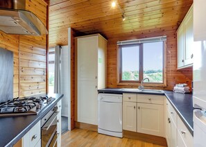 Réfrigérateur, un four, surface de cuisson, grille-pain