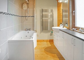 Bathroom - Spacious and luxurious lodge. (Carnmenellis, Nr Falmouth)