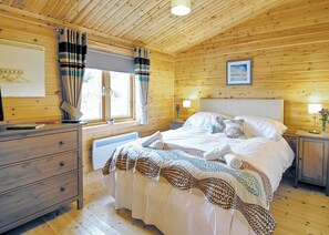 3 bedrooms, free WiFi - Spacious and luxurious lodge. (Carnmenellis, Nr Falmouth)