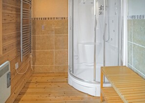 Bathroom - Spacious and luxurious lodge. (Carnmenellis, Nr Falmouth)