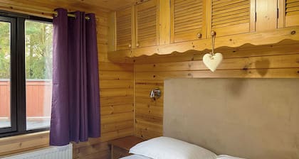 Comfortable and spacious lodge with two doubles, one with en suite shower.