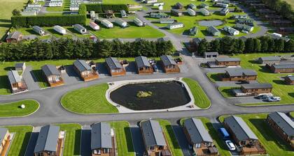 Comfortable and spacious lodge with two doubles, one with en suite shower.