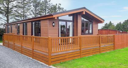 Comfortable and spacious lodge with two doubles, one with en suite shower.