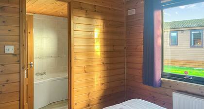 Comfortable and spacious lodge with two doubles, one with en suite shower.