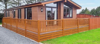 Comfortable and spacious lodge with two doubles, one with en suite shower.