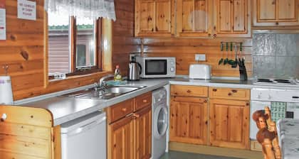 This cosy lodge features one double bedroom and one twin bedroom.