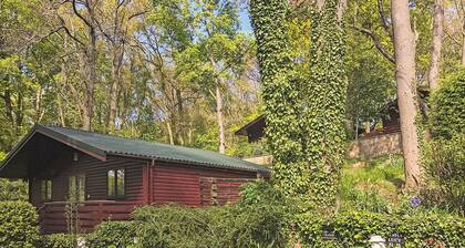 This cosy lodge features one double bedroom and one twin bedroom.