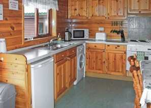 Fridge, oven, stovetop, toaster - This cosy lodge features one double bedroom and one twin bedroom. (Birkhill, Linlithgow, Edinburgh)