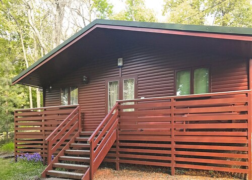 This cosy lodge features one double bedroom and one twin bedroom.