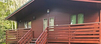 This cosy lodge features one double bedroom and one twin bedroom.