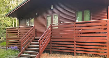 This cosy lodge features one double bedroom and one twin bedroom.