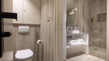 Douche, sèche-cheveux, serviettes fournies, savon