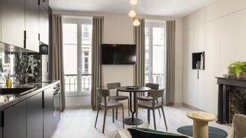 Réfrigérateur, micro-ondes, four, plaque de cuisson