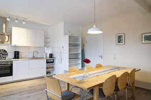 Een koelkast, een magnetron, een oven, een kookplaat