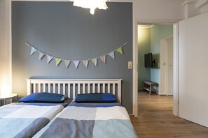 4 slaapkamers, een strijkplank/strijkijzer, reisbedje, gratis wifi