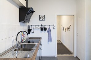 Jääkaappi, uuni, liesi, astianpesukone