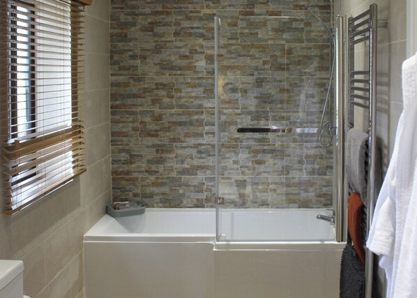 Bathroom - 1 bedroom accommodation in Hatfield Woodhouse, Nr. Doncaster (Hatfield Woodhouse, Nr. Doncaster)