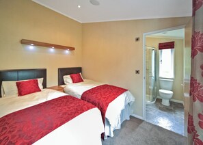 3 bedrooms, WiFi - Luxury 3 bed Hot Tub Lodge (Pet) (Lochgoilhead, on the Drimsynie Estate, Argyll)