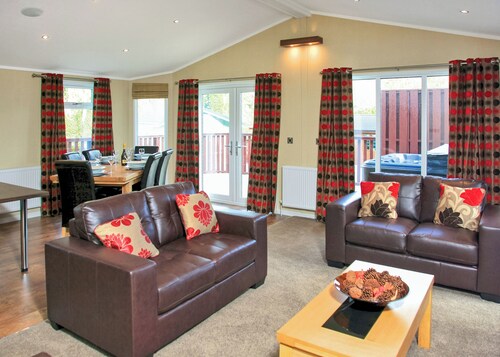 Luxury 3 bed Hot Tub Lodge (Pet)