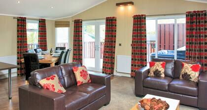 Luxury 3 bed Hot Tub Lodge (Pet)