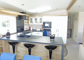 Kjøleskap, ovn, kokeplater og brødrister