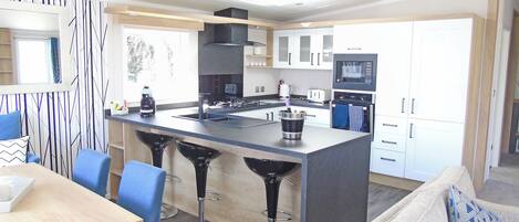 Geladeira, fogão, cooktop, torradeira