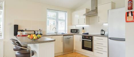 KĂŒhlschrank, Ofen, Herdplatte, GeschirrspĂŒler