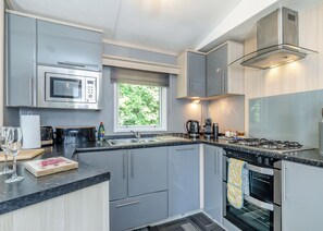 Køleskab, ovn, kogeplade, brødrister