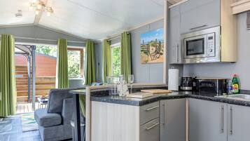 Réfrigérateur, four, plaque de cuisson, grille-pain