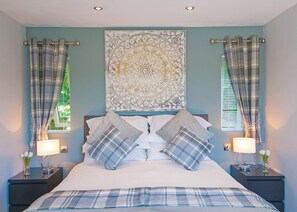 1 bedroom - Lodge with one king-size double with TV. (Newby Bridge, Lake Windermere)