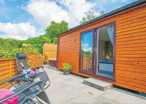 Terrace/patio - Lodge with one king-size double with TV. (Newby Bridge, Lake Windermere)