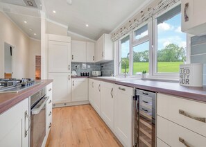 Fridge, oven, stovetop, dishwasher - 3 bedroom accommodation in Narberth (Narberth)