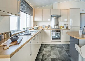 Fridge, oven, stovetop, dishwasher - Spacious and contemporary lodge perfect for a family retreat. (King&rsquo;s Lynn)