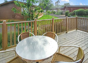 Outdoor dining - Spacious and contemporary lodge perfect for a family retreat. (King&rsquo;s Lynn)