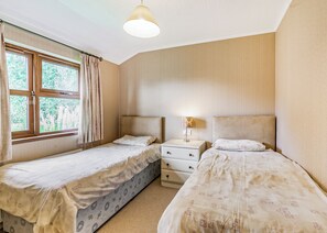 3 bedrooms, free WiFi - The Lintrathen Lodge, sleeps up to six, with one double and two twin rooms. (Alyth, Perthshire)