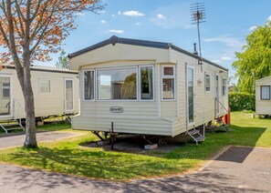 Exterior - Caravan with one double and one twin. (Bognor Regis)
