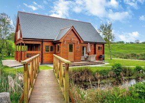 Exterior - Stunning lodge built on the edge of the lake. (Anglesey)