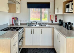 Fridge, oven, stovetop, toaster - Country Holiday Home Four (Tintagel)