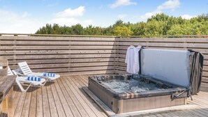 A wooden deck with lounge chairs and a hot tub. - 1 bedroom accommodation in Cannington (Cannington)