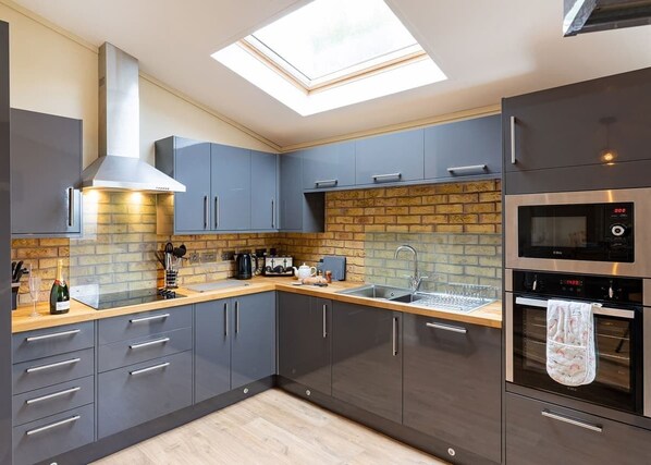 Fridge, oven, stovetop, dishwasher