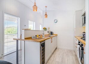 Fridge, oven, stovetop, dishwasher - 1 bedroom accommodation in Cannington (Cannington)