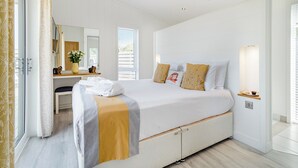 A modern hotel room with a large bed, a desk with a mirror, and a window with blinds. - 1 bedroom accommodation in Cannington (Cannington)