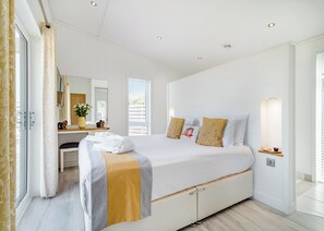 A modern hotel room with a large bed, a desk with a mirror, and a window with blinds. - 1 bedroom accommodation in Cannington (Cannington)