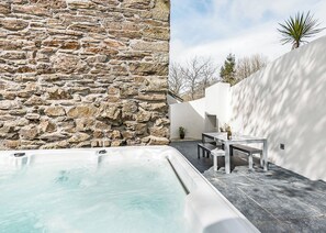 Outdoor dining - Sleeping six, Above Town is a beautiful, two-storey cottage. (Watergate, Looe)