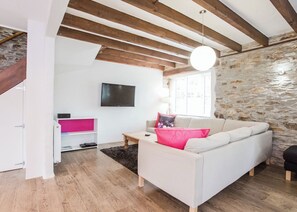 Living area - Sleeping six, Above Town is a beautiful, two-storey cottage. (Watergate, Looe)