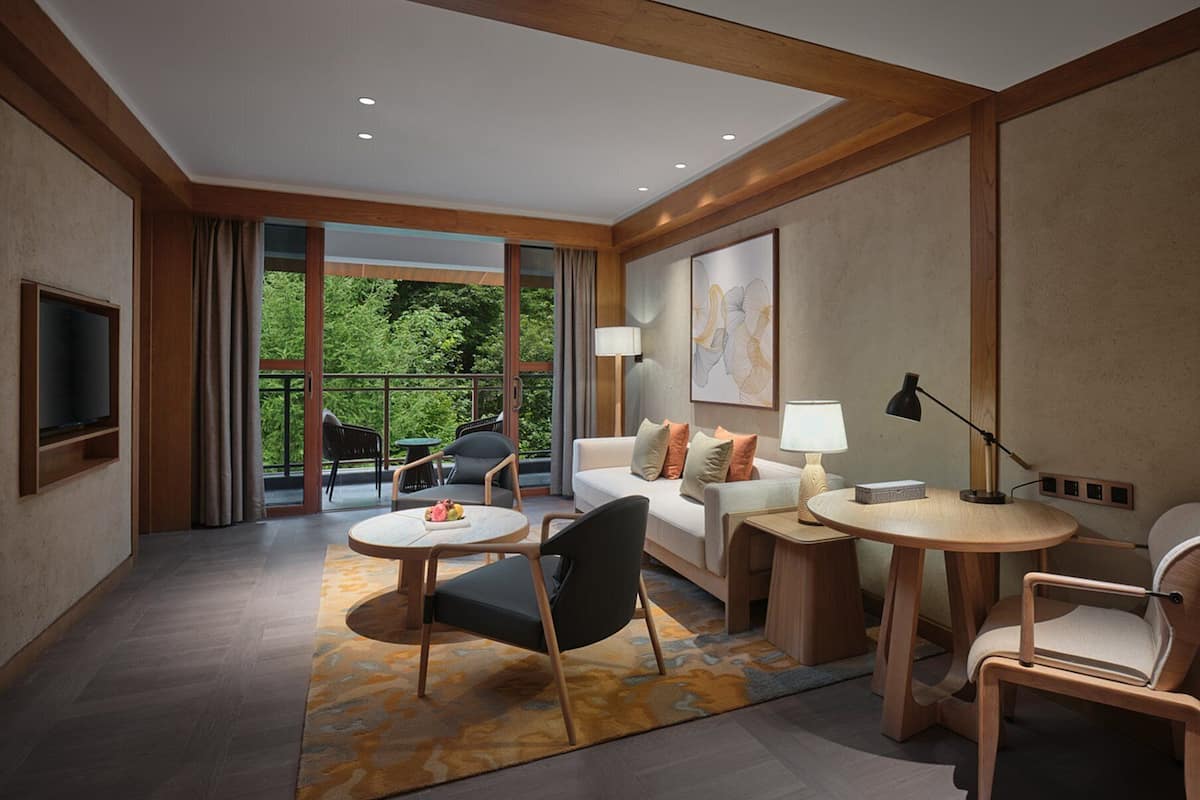 Suite, 1 kamar tidur, Akses Club Lounge, pemandangan gunung | 1 kamar tidur, meja kerja, Wi-Fi gratis, dan seprai linen