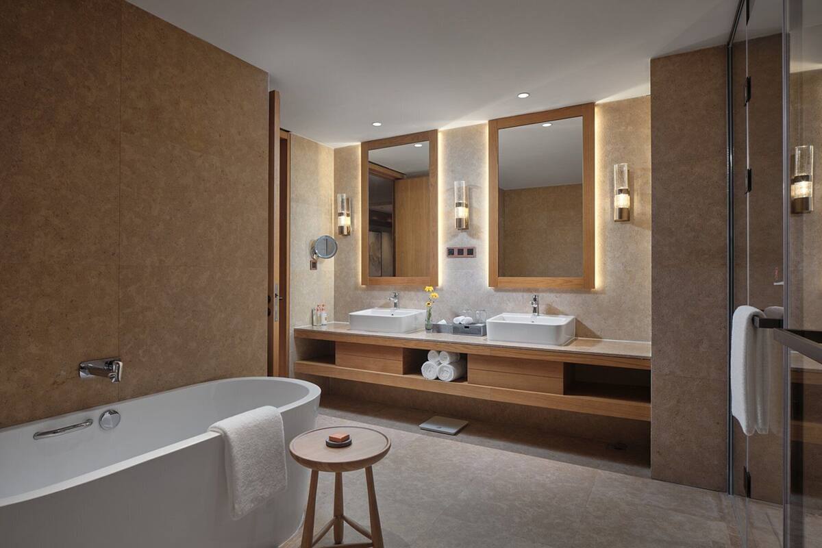 Suíte, 1 quarto, acesso ao Club Lounge, vista para a montanha | 1 quarto, escrivaninha, Wi-Fi de cortesia, roupa de cama