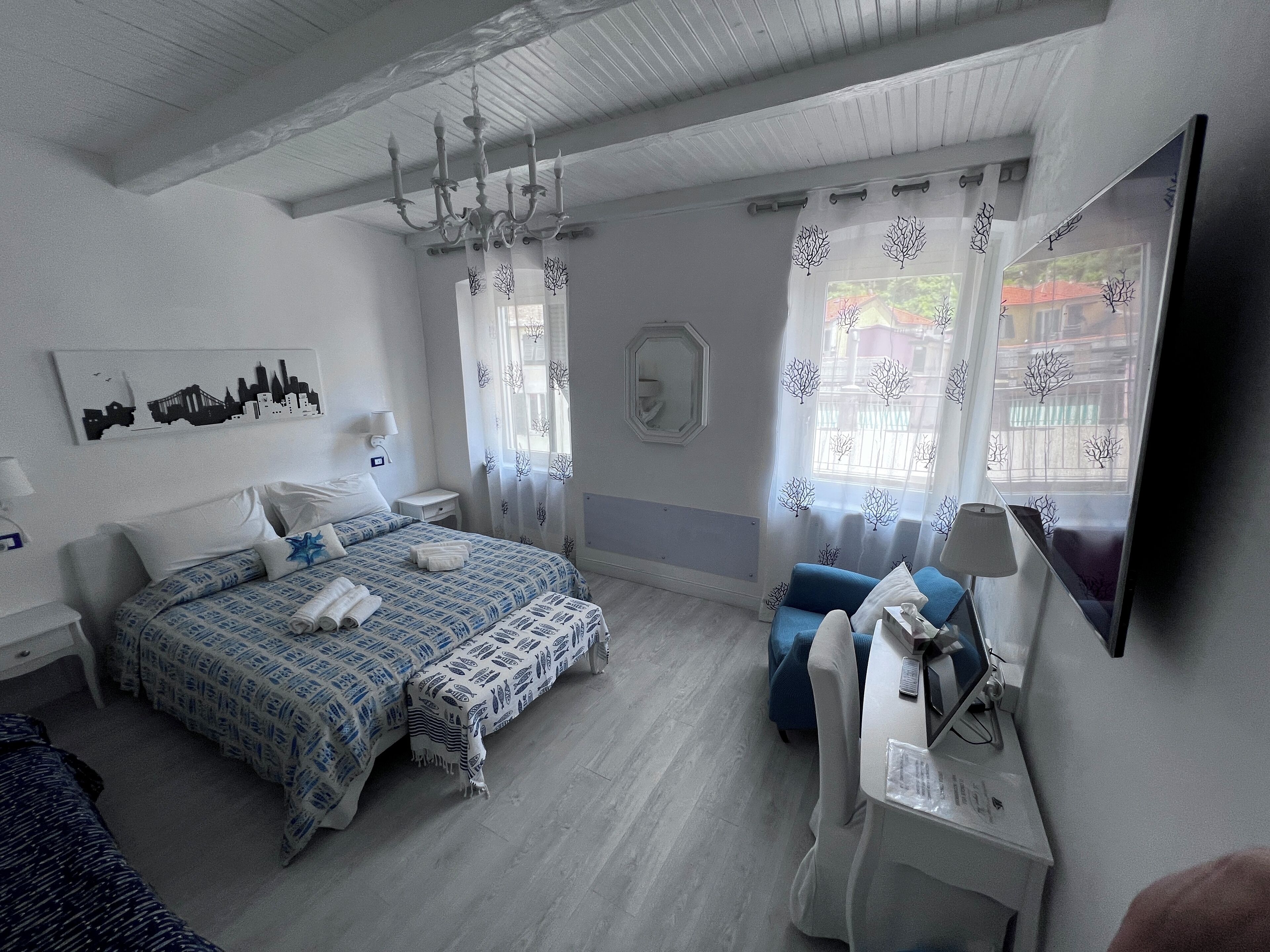 2 habitaciones, caja de seguridad en la habitación y escritorio 