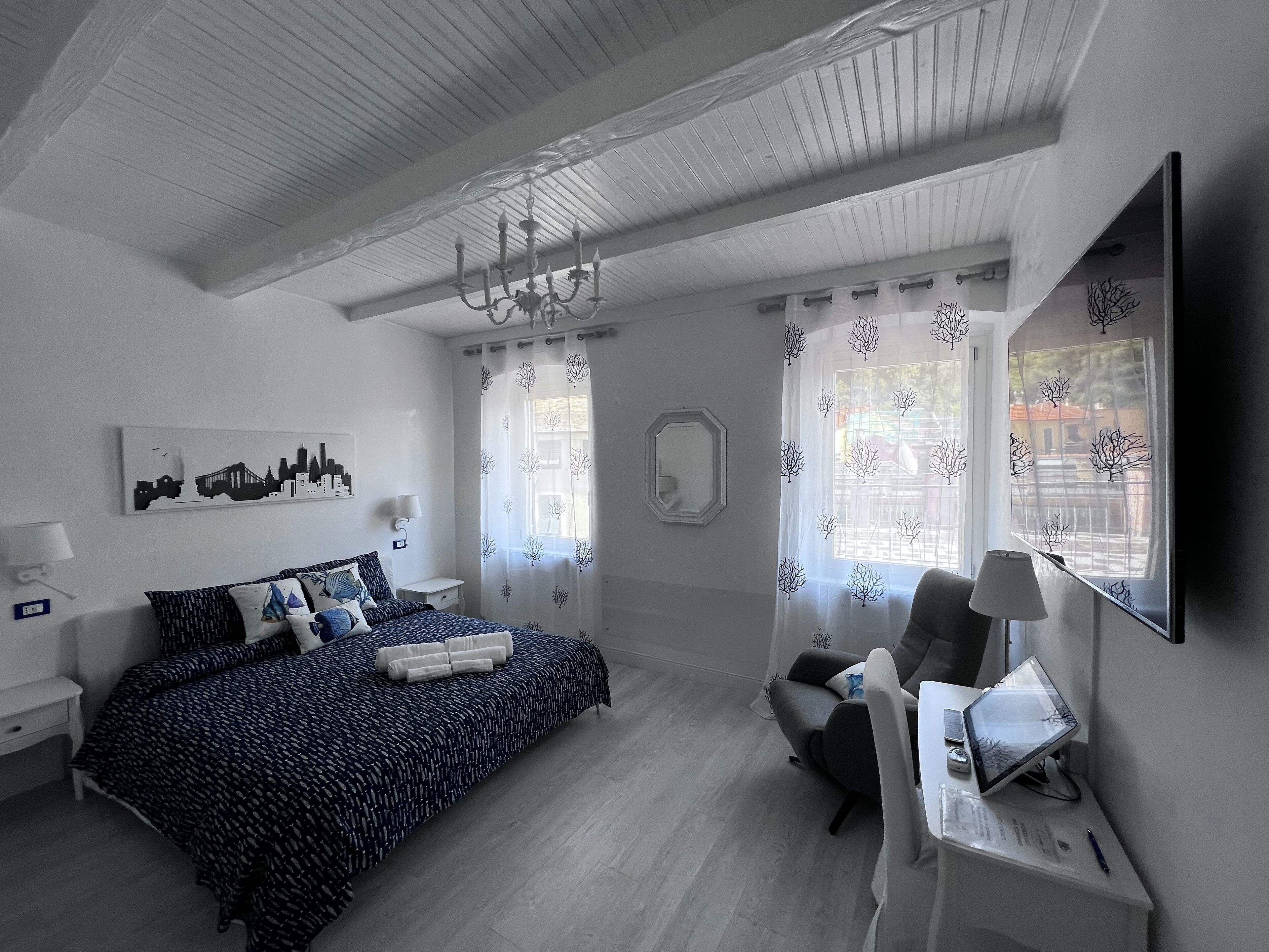 2 habitaciones, caja de seguridad en la habitación y escritorio 