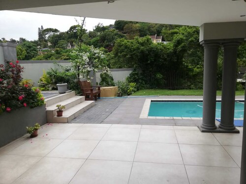 Exotic cool Bluebird Guest apartment- 5 min to beach